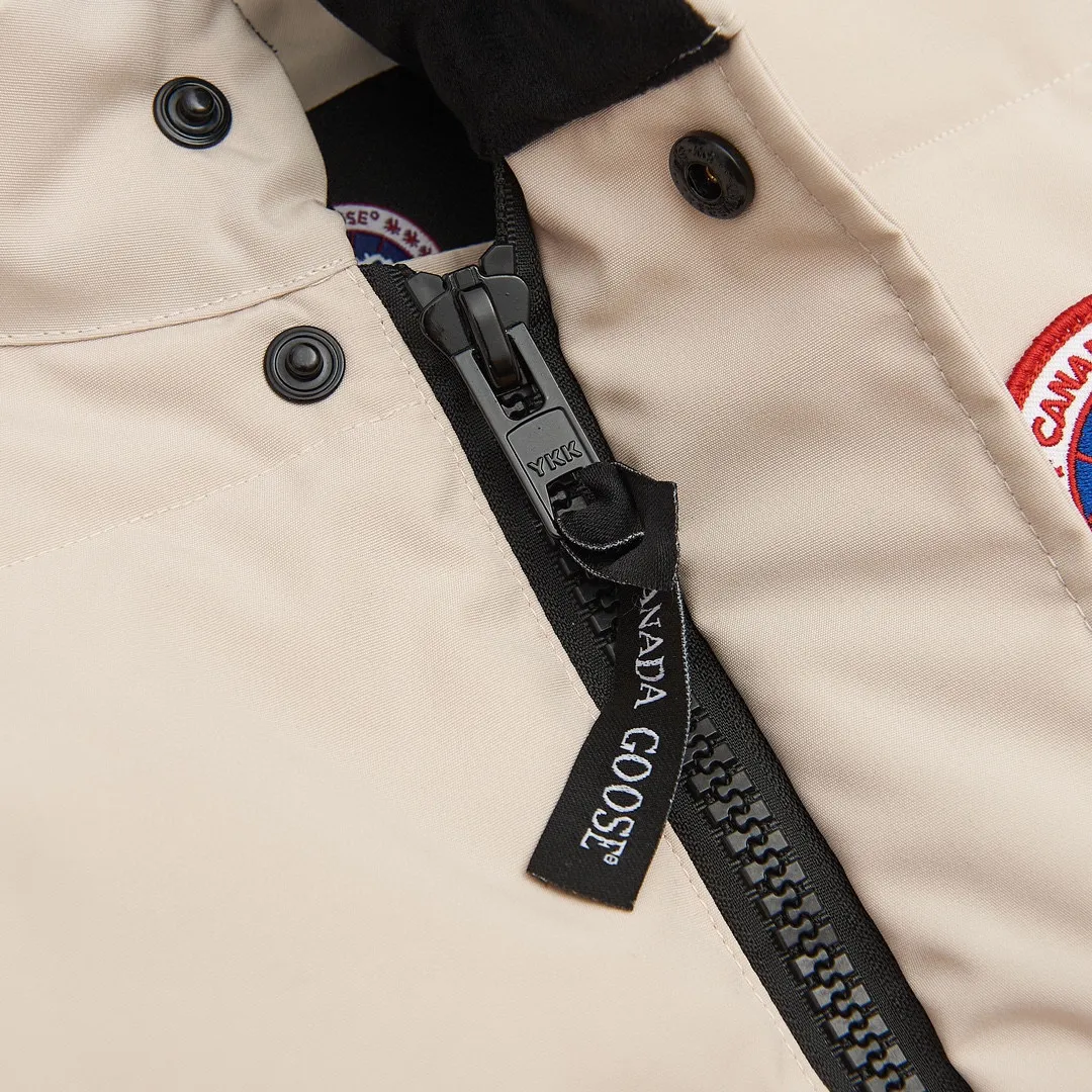 P360 Beige] Canada Goose Canada Goose #Freestyle Crew 4154M men's and women's vest down# ➖ Genuine synchronous anti-counterfeiting chip sensor! ➖ Imported Behringer embroidery machine to customize 10,000-needle embroidery logo! ➖ Imported 21-count polyester-cotton blended original fabric, using Feather-Light 10D waterproof coating fabric, made of 84.5% polyester fiber and 15.5% cotton, 100% the best feel in the entire network! ➖ The genuine official website uses the national standard 80 white duck down, and will never be misled by false claims such as 90 down or goose down! ➖ 100% nylon nylon lining with double double-layer sealing design to prevent velvet from running away. Top-grade polar fleece is used in the collar and pockets to keep warm and comfortable! ➖ Yoshida YKK provides original custom-made electroplated sliders. YKK two-way lockable zippers are tight and smooth and will not peel off paint! ➖ 3M composite original Velcro is durable, and all accessories and hardware are disassembled and customized! ⛔No slander, no exaggeration, no need for too much copywriting, because it is focused, it is professional!  SIZE: XS S M L XL XXL